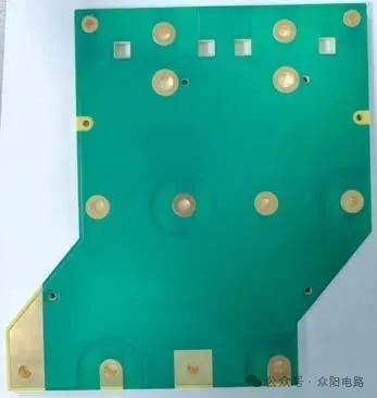 Uniwell krug prekida barijere sa 6,3 mm-debljine PCB-a na kojem se nalaze 8- sloj 420μm bakrenog ...